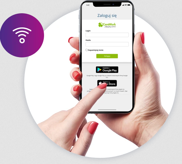 kobieta korzystająca z aplikacji CareWork na telefonie komórkowym