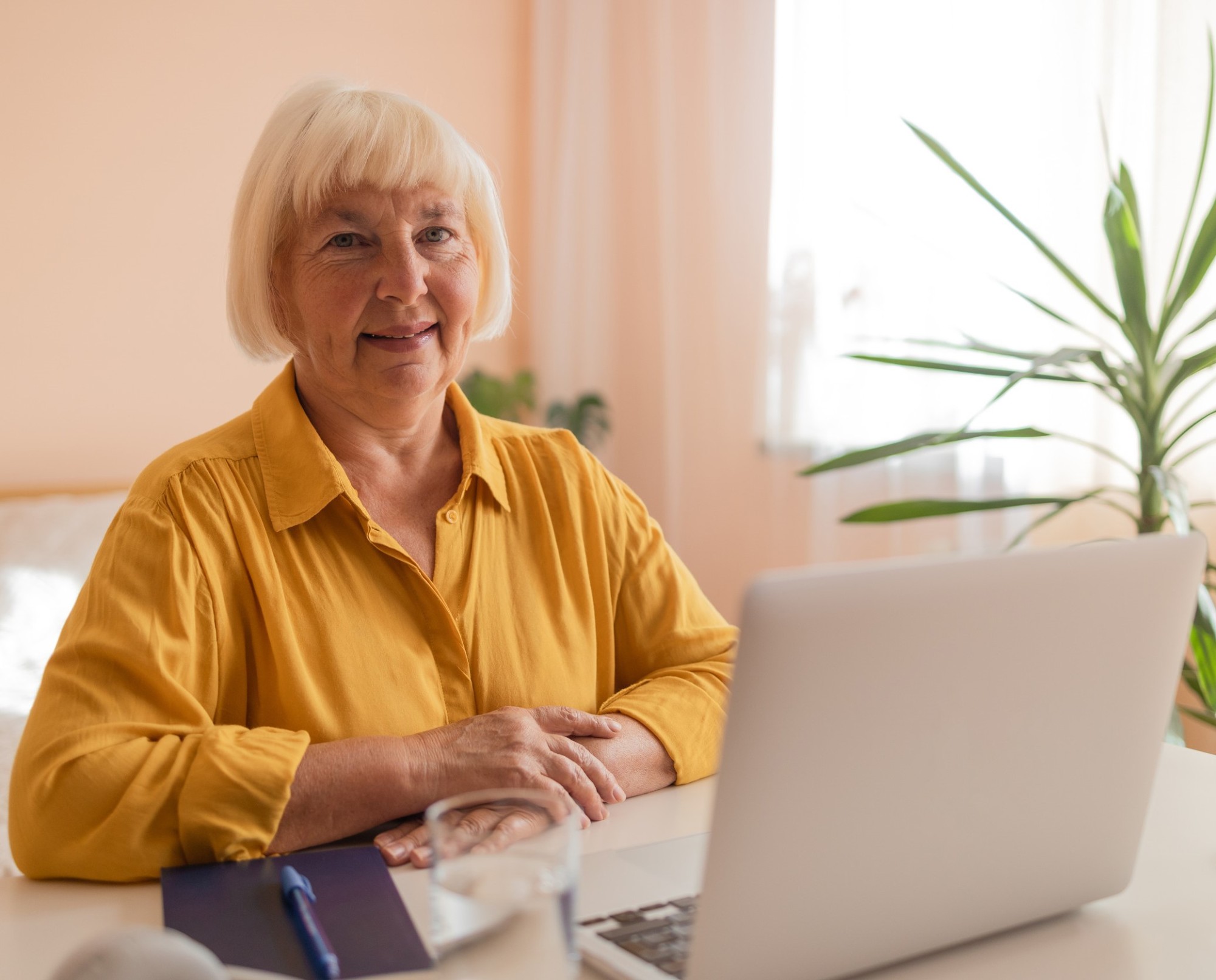 kobieta przy komputerze 1760526209