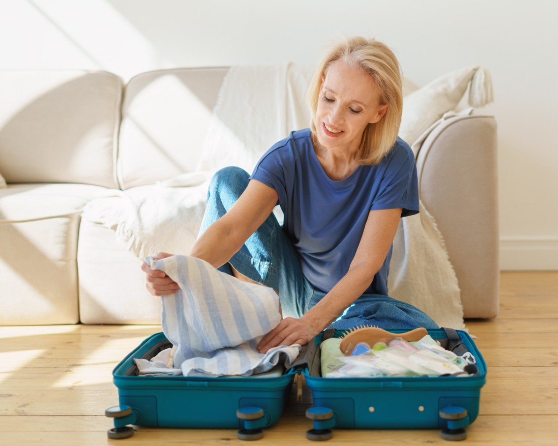 opiekunka pakuje walizkę