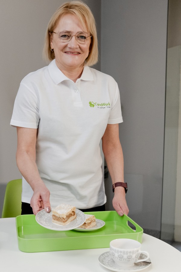 opiekunka podaje deser