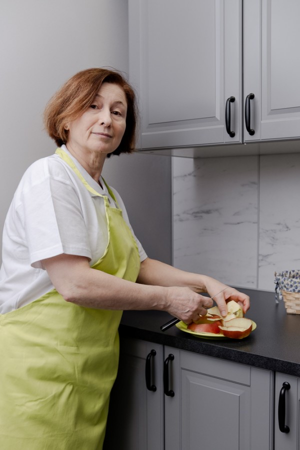 opiekunka obiera jabłka