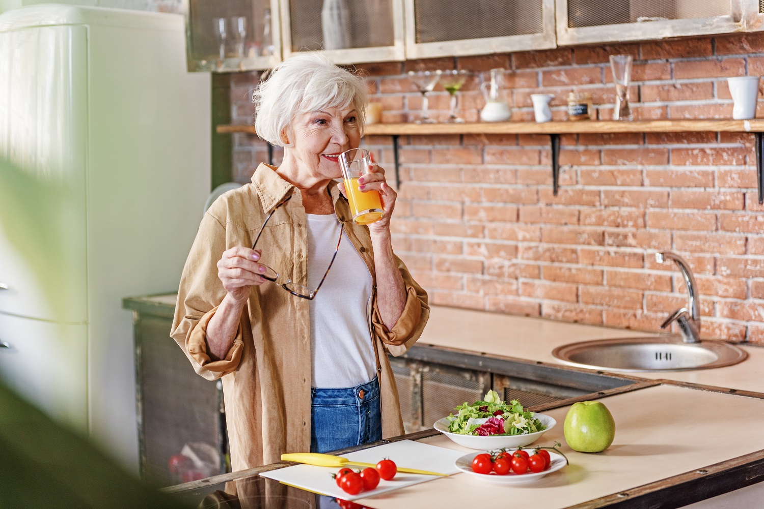seniorka stosująca zdrową dietę